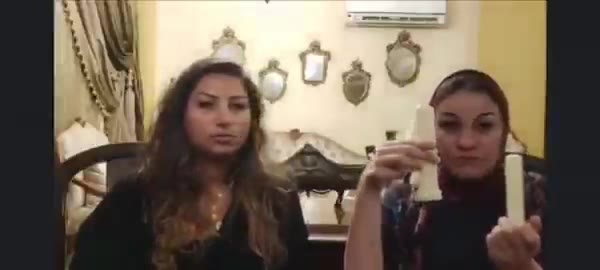 شرموطتين مصريين واحده محجبه والتانيه بشعرها معاها زبار صناعيه يشرحوا للبنات ازاى يوسعو خرم طيازهم